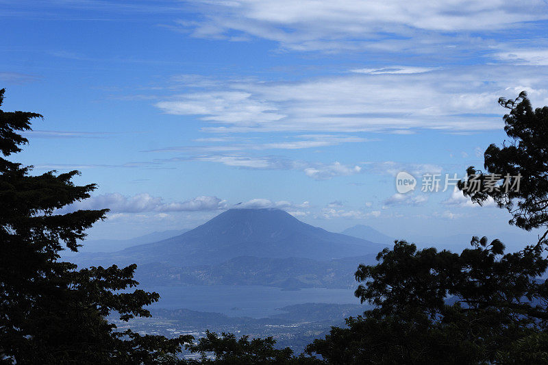 圣维森特火山和伊洛潘戈湖