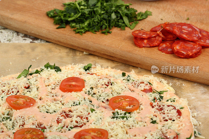 用意大利腊肠和西红柿做披萨