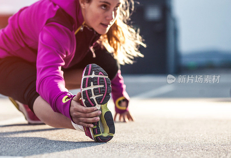 年轻的运动女性锻炼健康