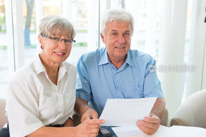 微笑的老年夫妇购买人寿保险