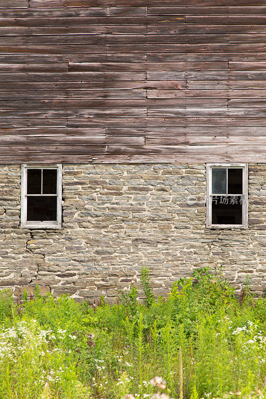 两扇窗户的旧谷仓