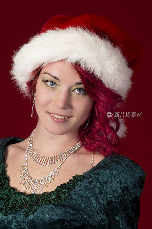 带着圣诞帽的粉红头发微笑模特。