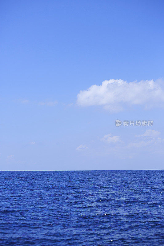 蓝色的大海和天空，上面有云