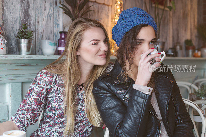 年轻女性喝着茶和咖啡