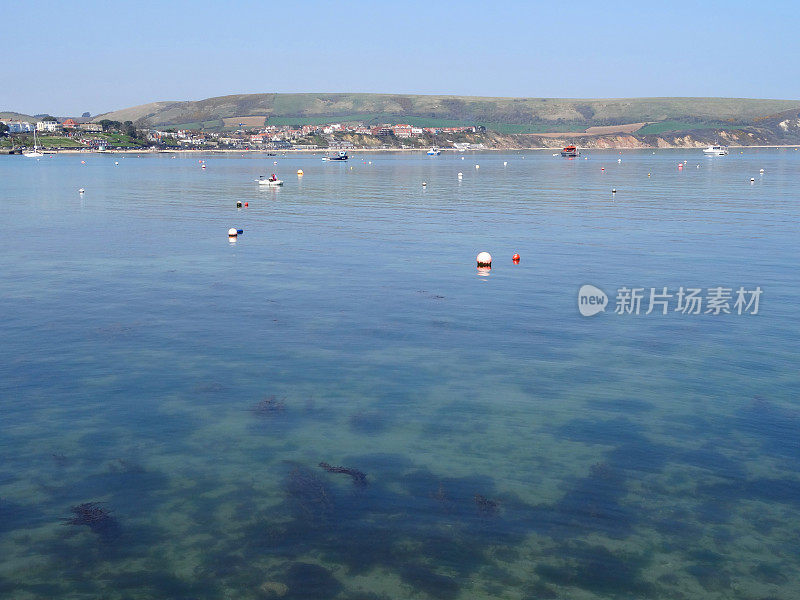 美丽的斯瓦尼奇海岸线，海滨，海港，清澈的海水