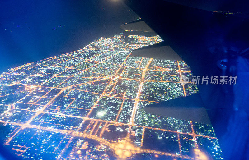 从飞机上看到的城市夜景