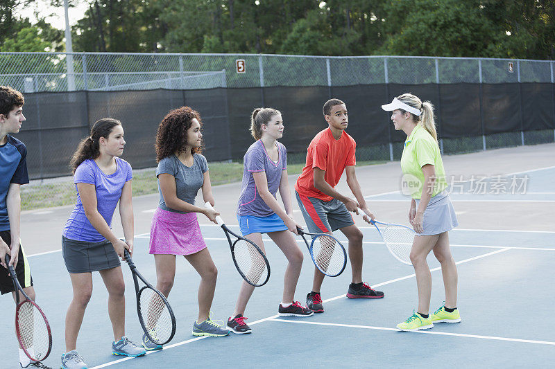 青少年和网球教练练习