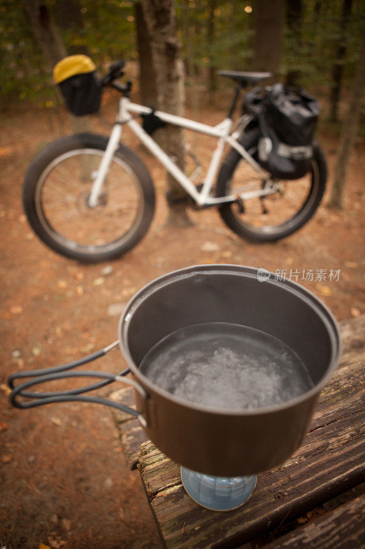 营地里的一壶沸水
