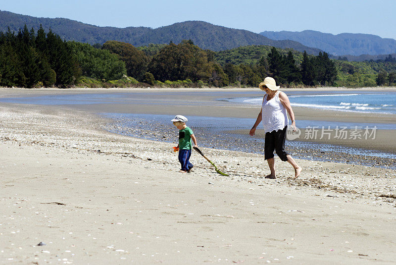 祖母和孙子在帕顿斯岩海滩，金湾，新西兰