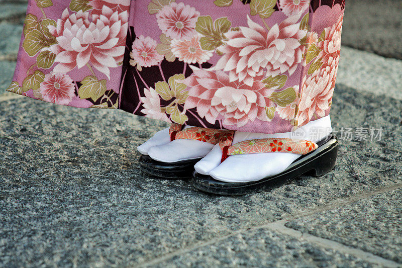 穿着日本和服和草鞋的女孩