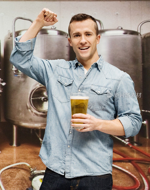 微笑的酿酒大师在啤酒厂欢呼
