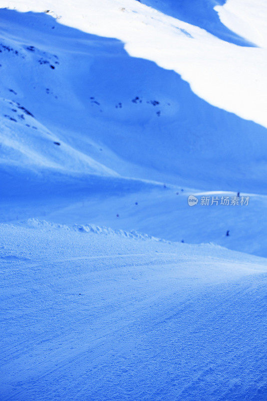 新准备的滑雪斜坡阿尔卑斯山山脉美丽的冬天