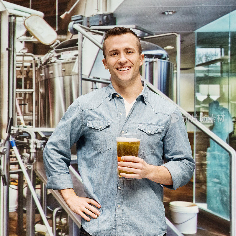 微笑的酿酒大师站在啤酒厂