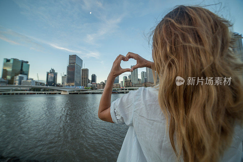 白种女性向布里斯班制造心形指架