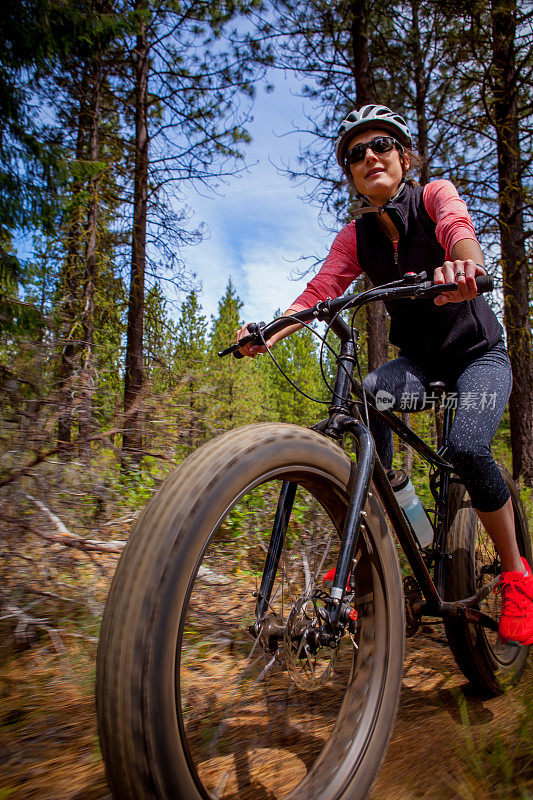 在俄勒冈州的一条小路上，一个女人骑着她的胖自行车