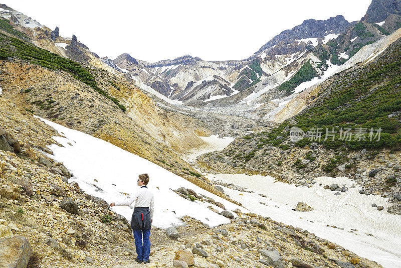 北海道Tokachidake活火山，一名男子正走在通往Tokachidake活火山的路上