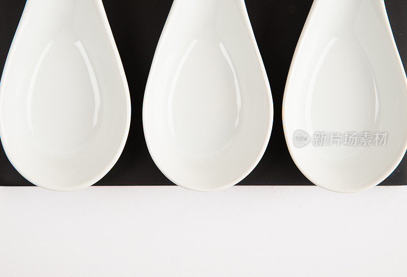 白色背景上的三个空亚洲勺子