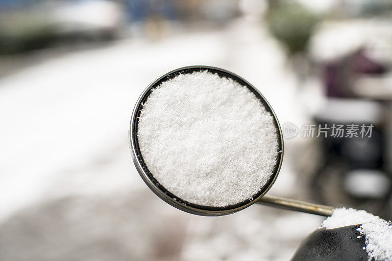 后视镜被雪覆盖