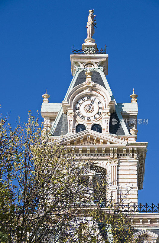 县法院大楼和钟