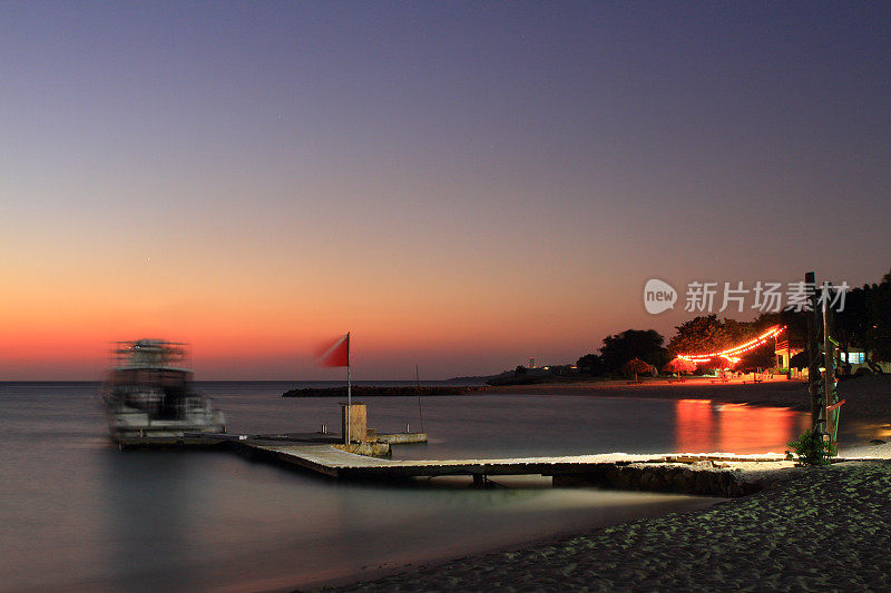 潜水和派对海滩日落