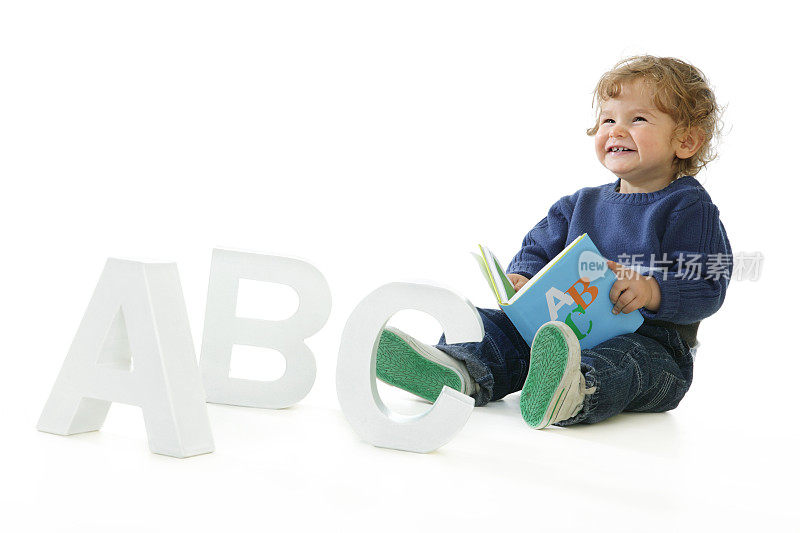 快乐的小男孩和他的ABC