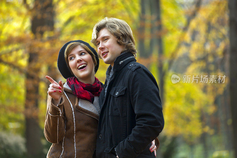 一对年轻夫妇在柏林的Tiergarten秋日