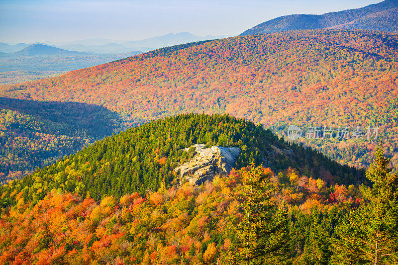 美国新罕布什尔州秋季的白山国家森林