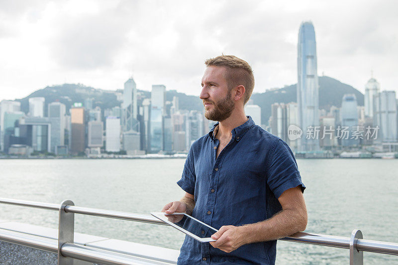 在香港使用数码平板电脑的年轻商人