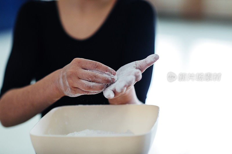 女孩在用运动粉笔擦手