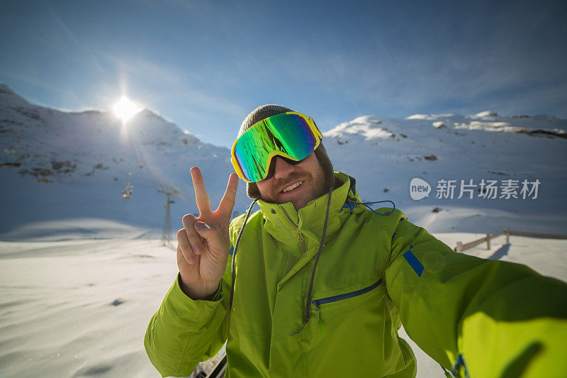 日落时分，滑雪者在滑雪坡上自拍