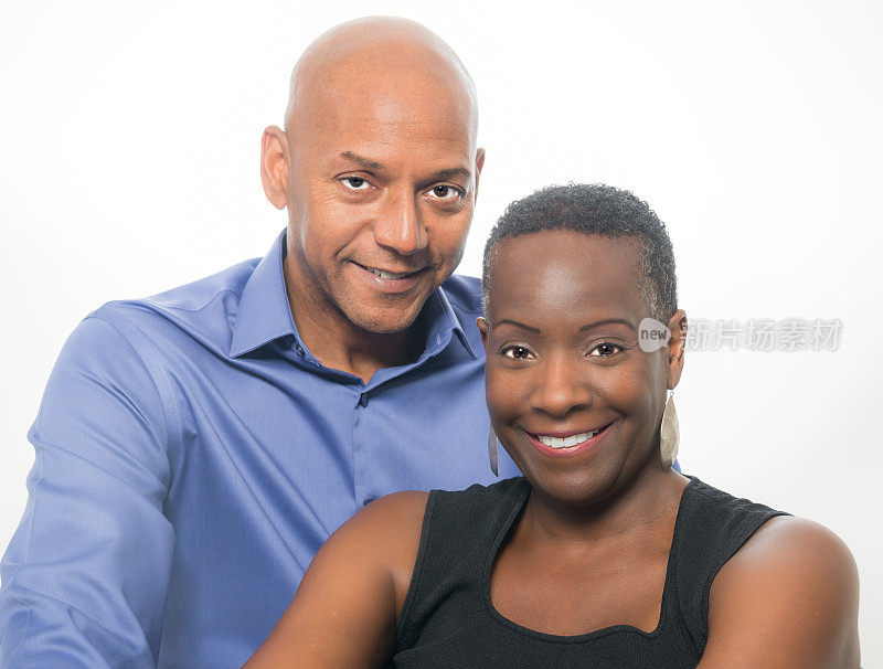 微笑的成熟的非裔美国夫妇