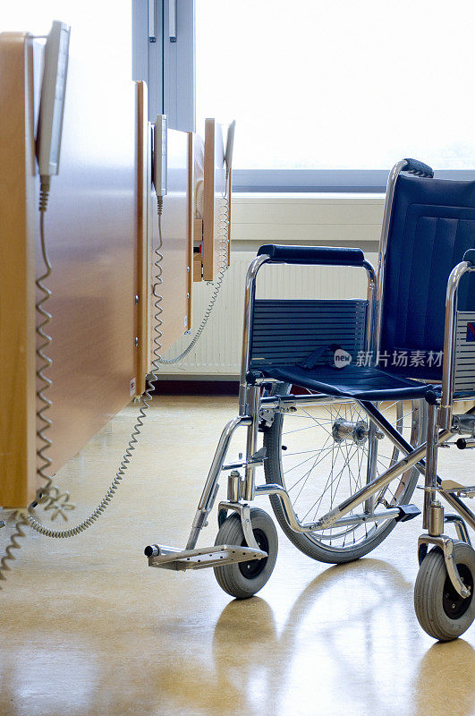 轮椅在病床旁边