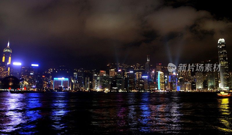 香港天际线上的灯光交响曲