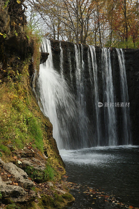 转让人悬崖瀑布。瀑布。秋天。斯德维尔俄亥俄州