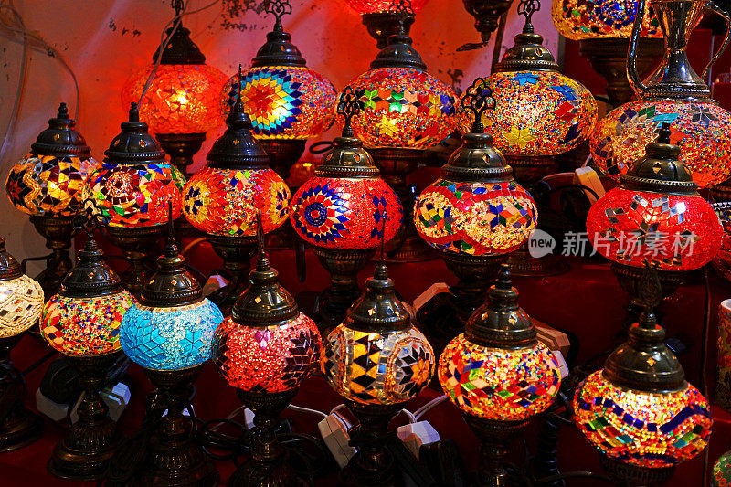 迪拜香料市场出售传统东方灯具