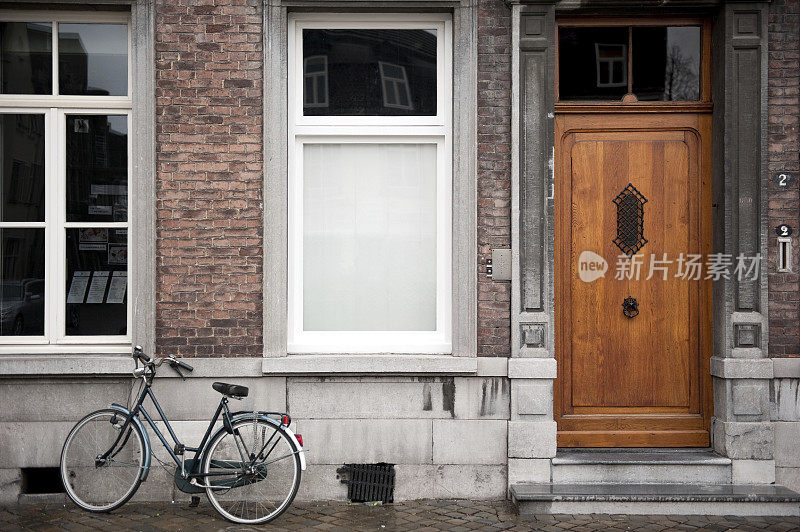 门口和自行车马斯特里赫特，荷兰