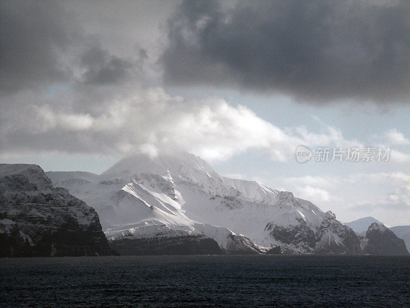 阿留申群岛和雪山