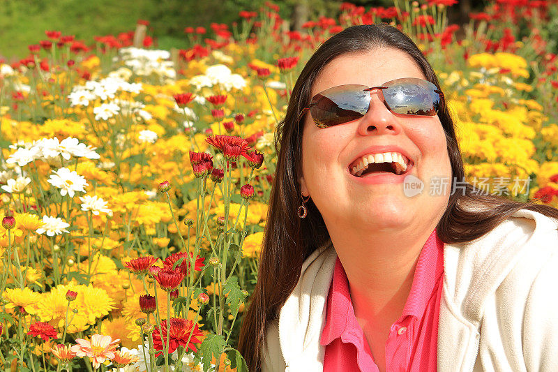 特写的女士与大微笑看着太阳