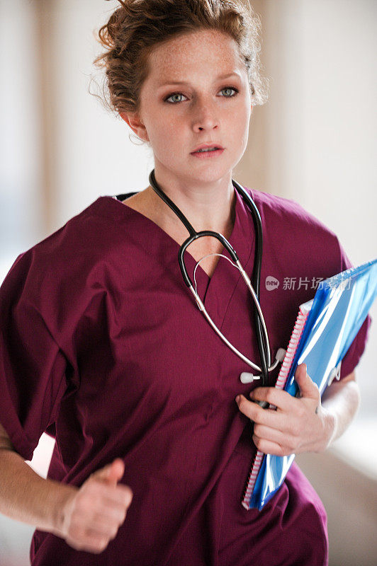 年轻的女护士穿着手术服跑步