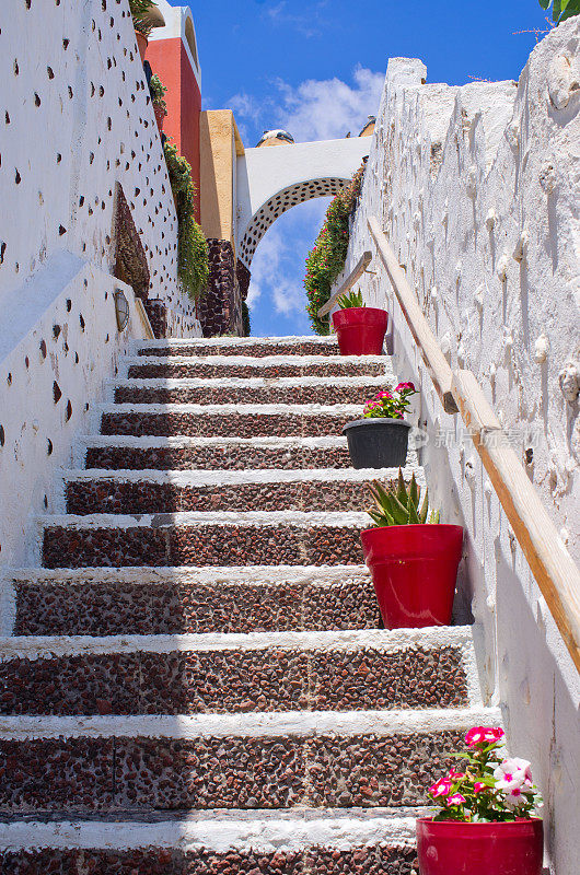 希腊圣托里尼岛明亮的楼梯