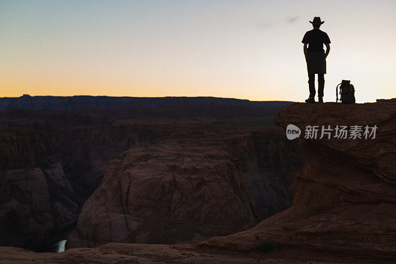 亚利桑那州大峡谷悬崖边的徒步旅行者。