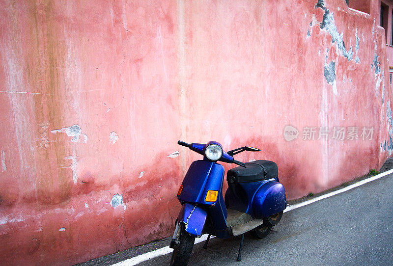 复古蓝色滑板车，亮粉色老墙，意大利