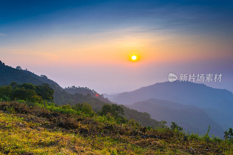 美丽的阳光在薄雾清晨的山脉。