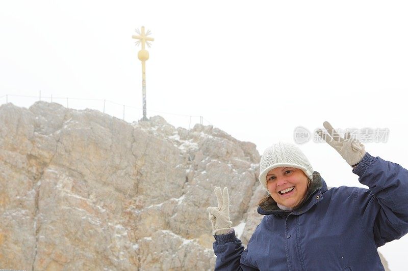 游客很高兴登上Zugspitze山顶