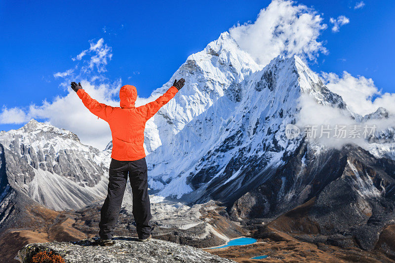 珠穆朗玛峰国家公园，一名妇女举起她胜利的手臂