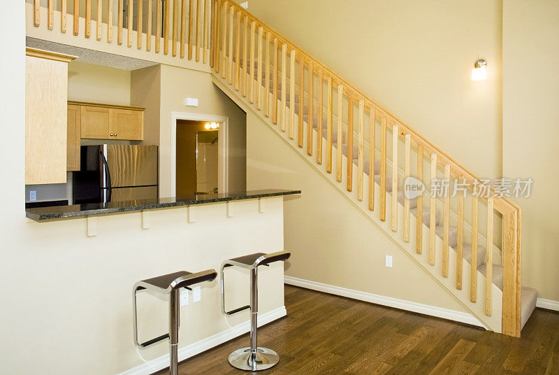 现代联排别墅厨房和楼梯井