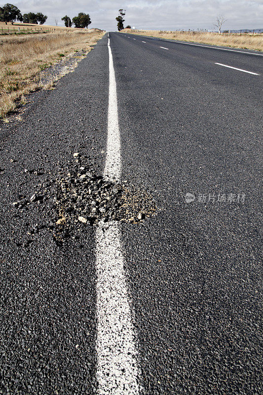 澳大利亚沥青乡村道路上的一个坑