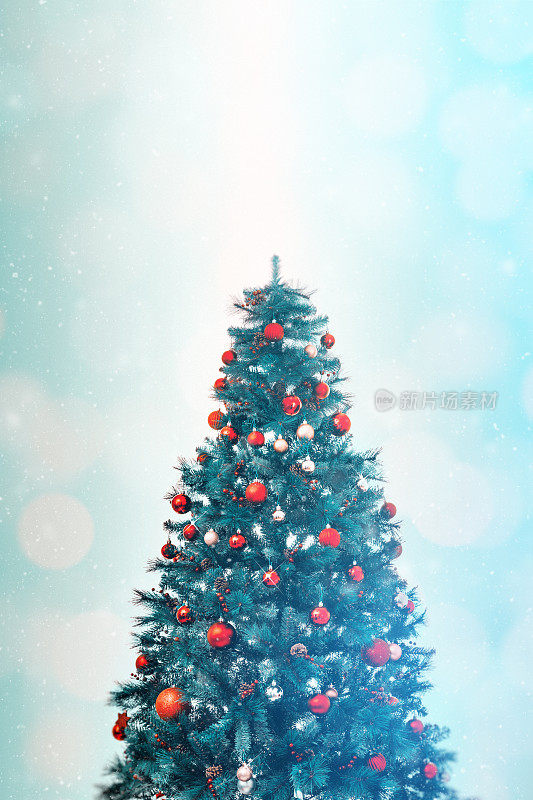 雪花装点着圣诞树
