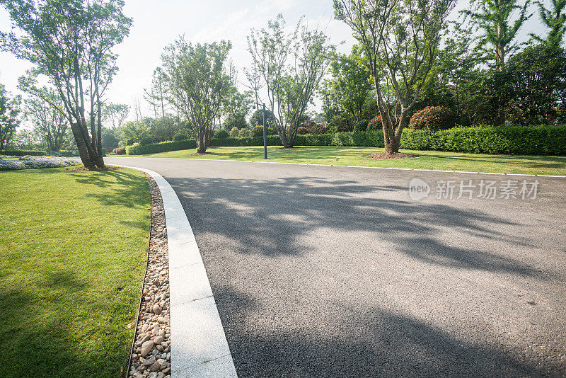 阳光普照下的柏油路