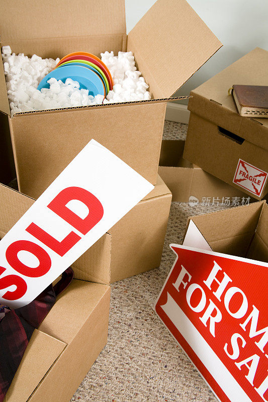 移动箱子,回家。包装、拆包。出售，房屋出售的标志。